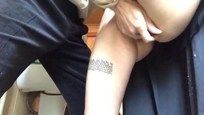 በትምህርት ቤት መታጠቢያ ቤት ውስጥ ይንሸራተቱ ፣ እውነተኛ አረፋ ኦርጋዜ - መምህሬ የተቻለውን አድርጓል